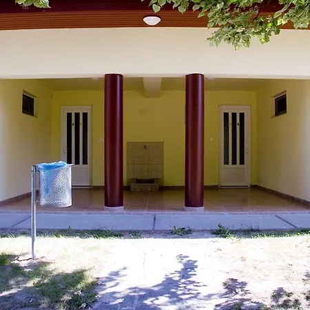 بيت ضيافة Davodi Es Szabadidopark Dávod
